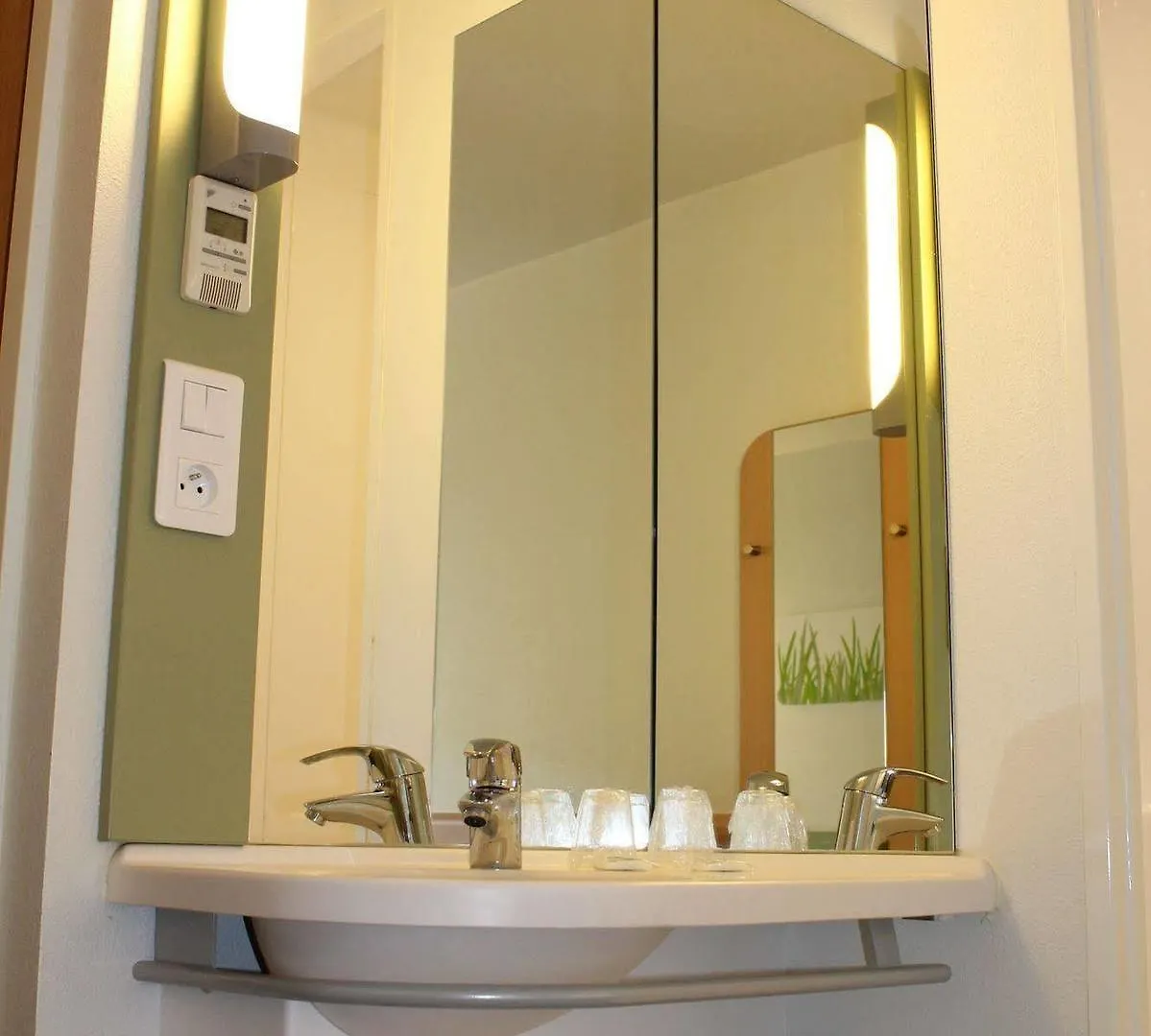 **  First Inn Hotel Apt Francie
